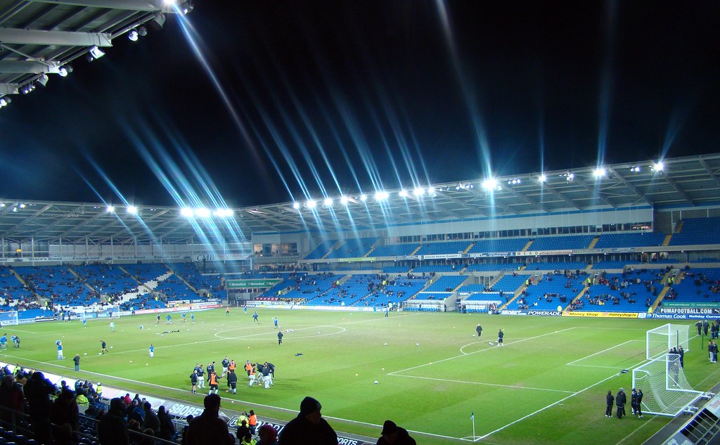 Stadion-Flutlicht bei Nacht — Sport live mit IPTV 4K