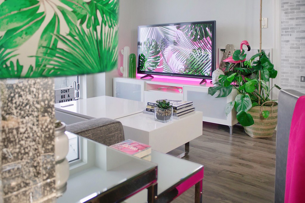 IPTV auf einem großen Smart TV im Wohnzimmer — gestochen scharfes Bild