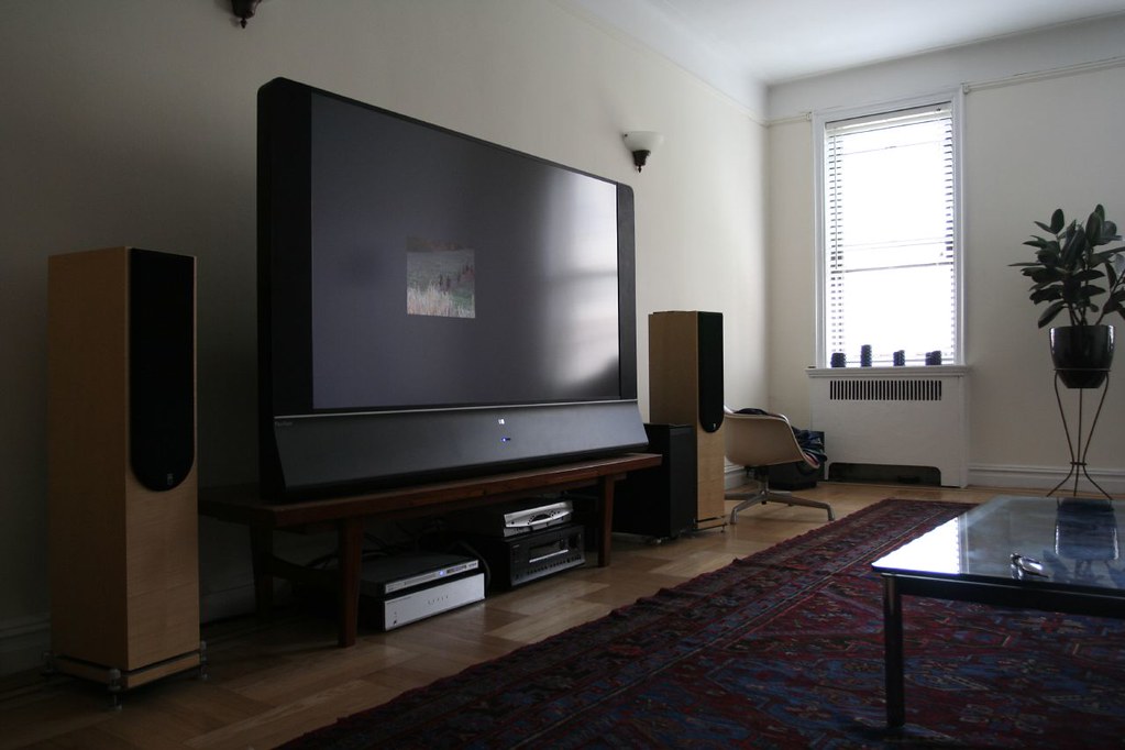 Was ist IPTV? Fernseher im Wohnzimmer mit Streaming